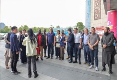 逛到哪，买到哪！国际友人组团嗨购新洪城大市场！