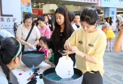 藏不住了！新洪大免费体验非遗手工漆扇，火爆到“扇子都要不够了”！