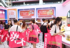 啥情况？超百名网红博主都背着“打货显眼包”来逛新洪大了？