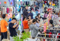 这个国庆假期市场人气火爆丰富多彩的嗨购体验点燃市民游客的热情快来和小编一起感受一下新洪大的“火爆人气”