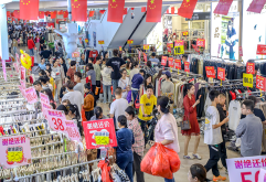 在刚刚结束的国庆黄金周，新洪城大市场第二届洪博会也精彩落幕，市场消费人流量超100万人次，实现交易额近5亿元，同比增长9.99%，其中电商交易额达2311万元，同比增长10.2%，直播交易额达592万元，同比增长8.4%。