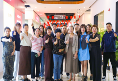 为进一步优化市场业态结构，促进市场繁荣，满足客商一站式采购需求，新洪城大市场持续推进划行规市工作和业态布局优化调整。今年10月，新洪城大市场7馆2楼迎来一大批商超百货大户进驻开业，标志着新洪城大市场商超供应链生态建设迈入新的阶段。