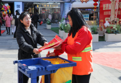 “送万福 进万家”公益行，情暖新洪城大市场保洁员