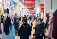 看升旗 赏烟花 逛市场｜外地游客国庆“打卡”新洪城大市场