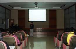 集团举行美容讲座庆三八