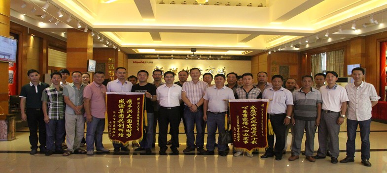 招商工作得民心，商户赠旗来感恩