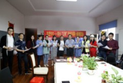 5月5日,洪大“三风”读书兴趣小组举办了第二次朗读会,洪大集团党委副书记、商会党总支书记王跃军在百忙中抽空来参加了朗读会,他充分肯定了读书小组的形式和作用,希望读书小组还要不断扩大,吸引更多的商户参加,带动更多的人来读书学习,促进市场整体文化品质的提升,推动“三风”建设更深入地开展。