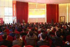 为进一步统一思想,坚定信念,以奋发有为的姿态、务实进取的态度,深入学习、宣传、贯彻党的十九大会议精神,积极营造浓厚的学习氛围,11月16日下午,主题为“新时代、新思想、新目标、新征程”的深入学习宣传贯彻党的十九大精神大会在新洪城大市场展示中心西厅隆重举行。