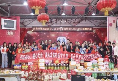 12月14日,在洪城大市场文体布匹分会长杜江、党支部书记龙波的带领下,文体布匹区爱心商户20余人赴南昌sos儿童村开展爱心活动