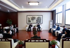 1月3日,北京启迪区块链科技发展有限公司董事长王鼎一行莅临洪大集团考察。集团董事长刘如强、总经理陈立群、副总经理刘向飞及集团相关领导热情接待。