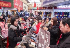 今年是洪城大市场开业25周年,在南昌人心中,买年货去洪城已经是多年来养成的习惯,这里的衣服质量好,价格低;这里的糖果孩子们爱吃;这里的年画种类多