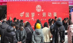 “送万福 进万家”书法公益活动再次走进新洪城大市场