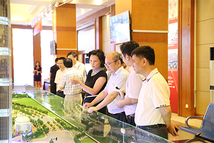 省委宣传部常务副部长郭建晖率组调研我司