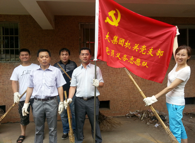 洪大党员义务志愿队走进小区