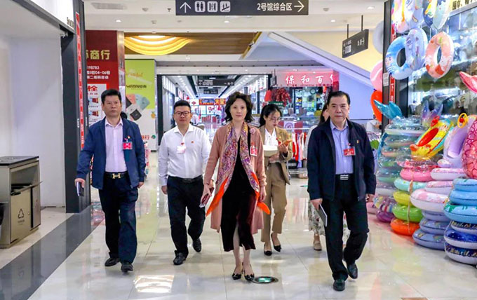 党史书籍送上门 组织关爱暖人心——集团党委党史学习教育宣讲团深入市场一线宣讲