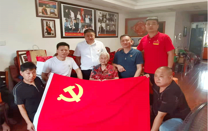 洪大百货分会和商贸连锁党支部组织看望方志敏烈士女儿方梅奶奶