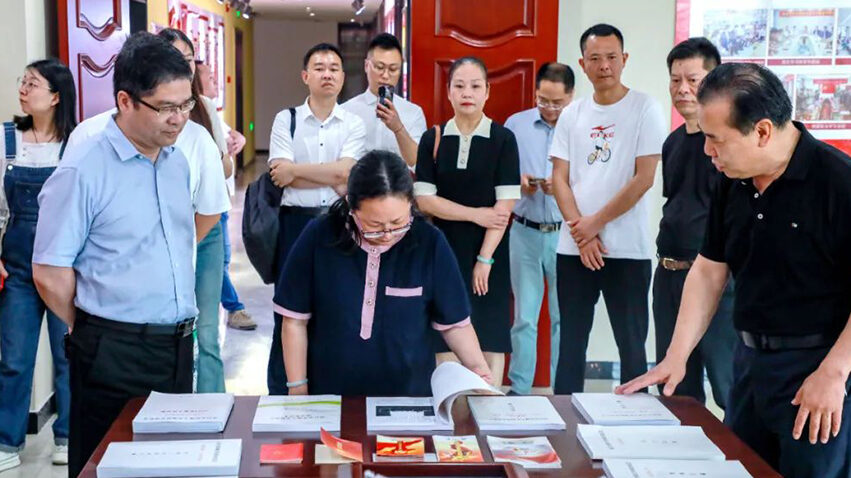 西湖区工商联组织企业家到新洪城大市场参观调研